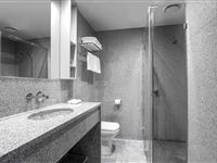 Executive Twin Studio Bathroom - Mantra Melbourne Airport Hotel